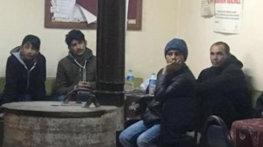 Afganistanlı Ka&ccedil;ak G&ouml;&ccedil;menleri Hayrabolu&rsquo;ya Bıraktılar