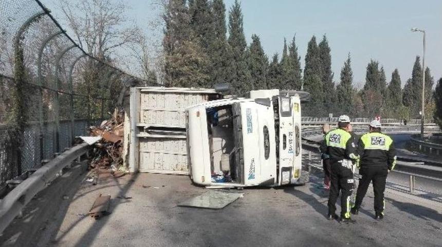 Devrilen Kamyon Tem Bağlantı Yolunu Trafiğe Kapattı