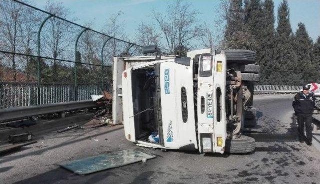 Devrilen Kamyon Tem Bağlantı Yolunu Trafiğe Kapattı