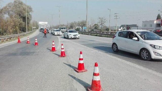 Devrilen Kamyon Tem Bağlantı Yolunu Trafiğe Kapattı