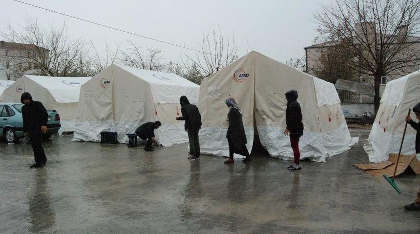 Depremzedelerin &Ccedil;adırlarını Yağmur Nedeniyle Su Bastı
