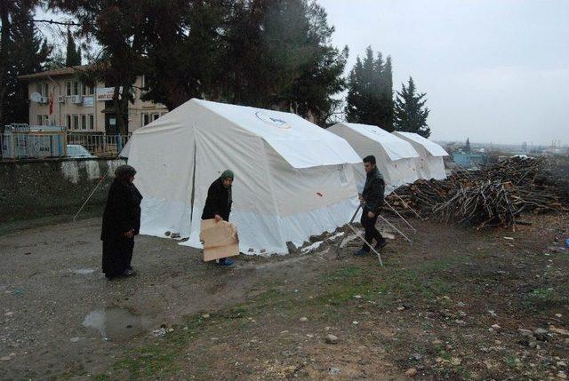 Depremzedelerin Çadırlarını Yağmur Nedeniyle Su Bastı