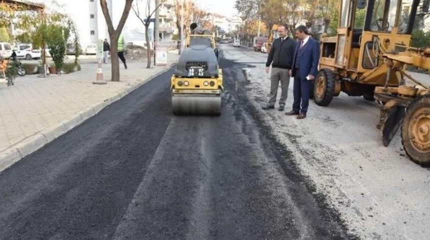 &Ccedil;ınarlı Caddesi&rsquo;nde Yollar Asfaltlanıyor
