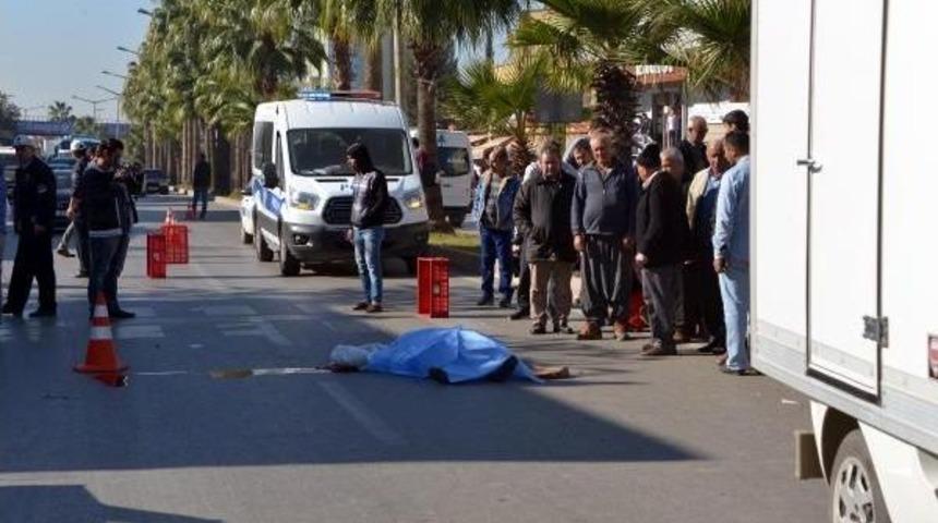 Sabah Y&uuml;r&uuml;y&uuml;ş&uuml;nden D&ouml;nerken Kamyonet Altında Kaldı