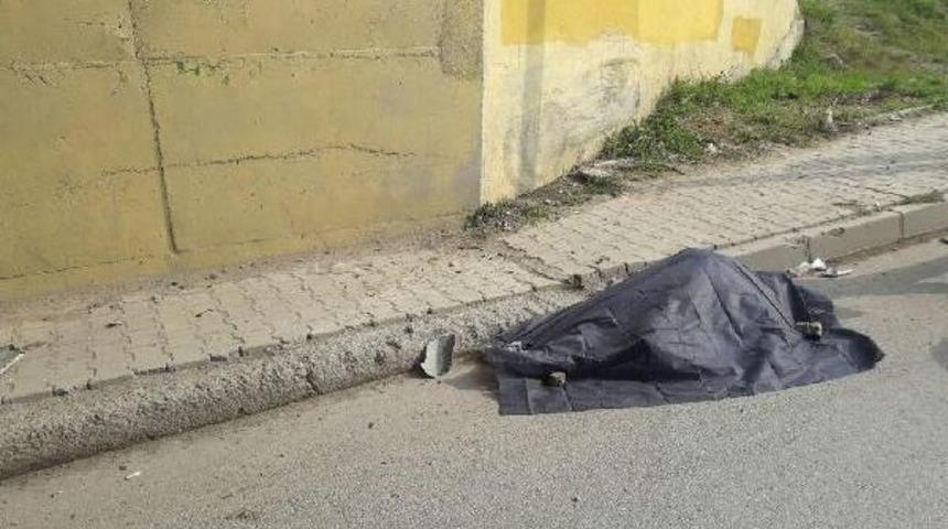 Kaldırımda Y&uuml;r&uuml;yen Kadına Otomobil &Ccedil;arptı: 1 &Ouml;l&uuml;, 1 Yaralı