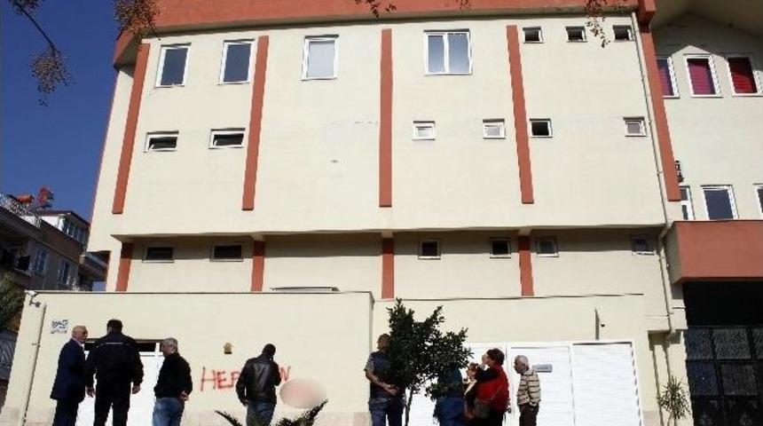 Antalya&rsquo;da Cemevi Duvarındaki &Ccedil;irkin Yazılar Polisi Harekete Ge&ccedil;irdi