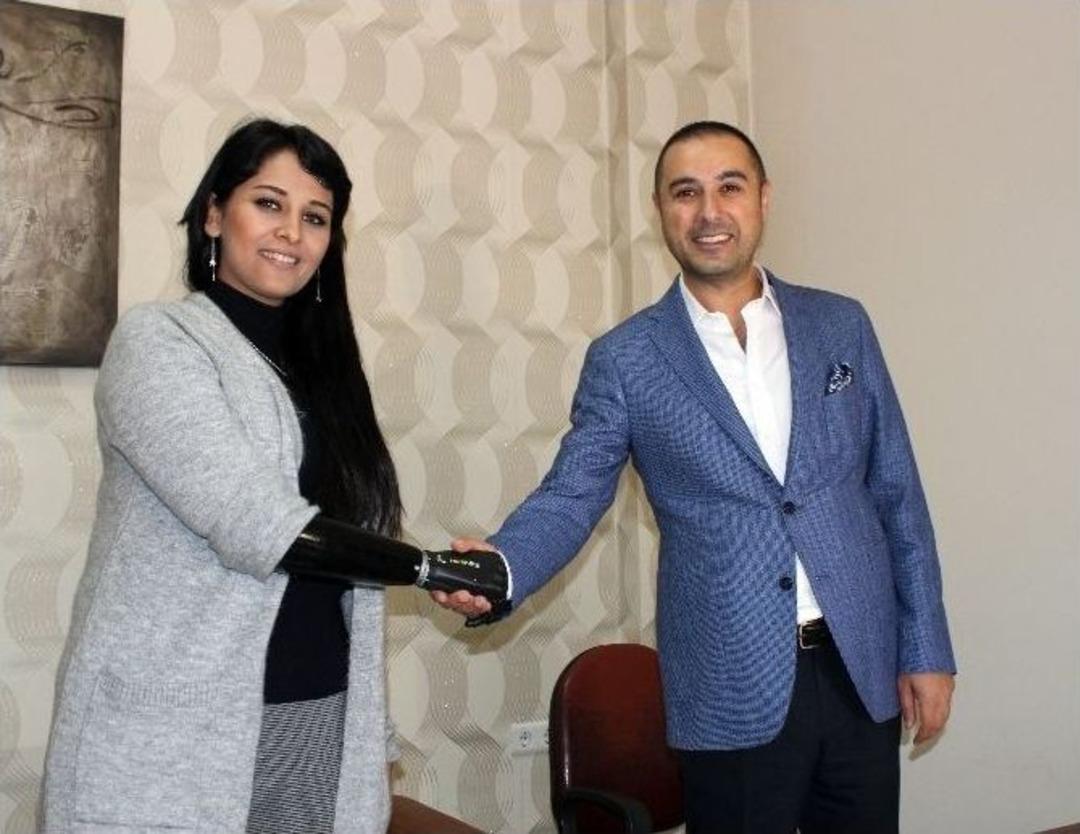 Biyonik Eliyle Hayata &Uuml;&ccedil;&uuml;nc&uuml; Kez Dokundu