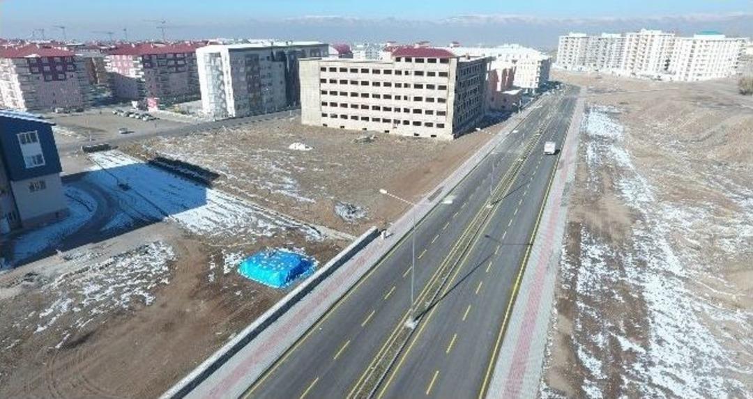 B&uuml;y&uuml;kşehir Kar Kış Demeden Şehrin Caddelerini G&uuml;zelleştiriyor