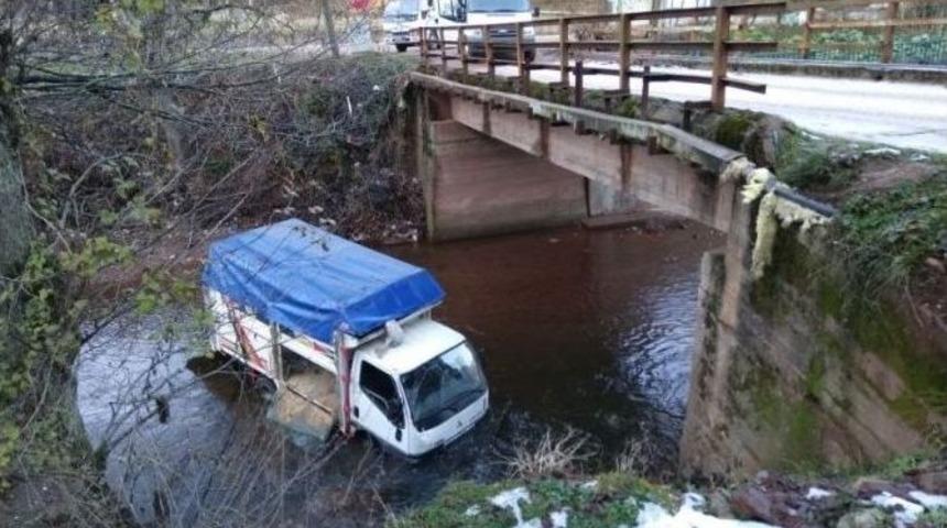Buzlu Yolda Kayan Kamyonet Dereye U&ccedil;tu
