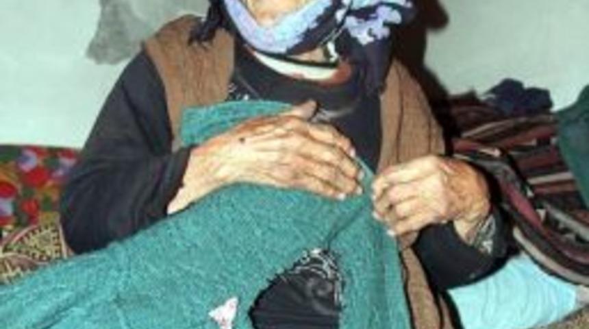 93 Yaşındaki Kadını D&ouml;v&uuml;p, 10 Bin Lirasını Aldılar