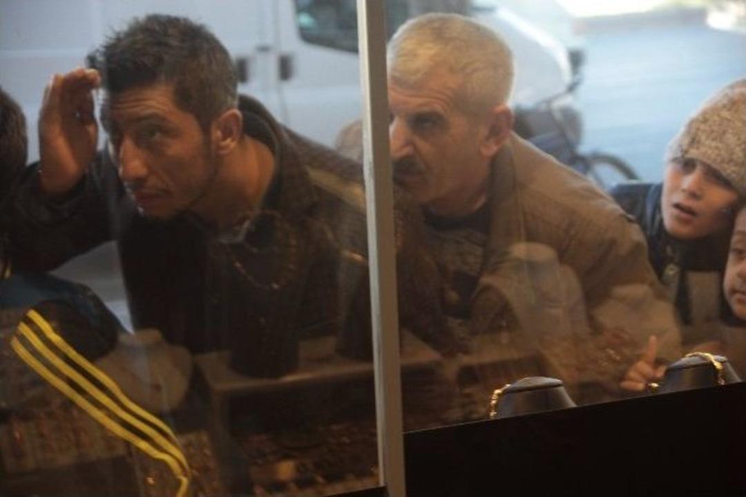 Yaşlı Adamın &Ouml;l&uuml;m&uuml;n&uuml; İzlemek İ&ccedil;in Birbirleriyle Yarıştılar