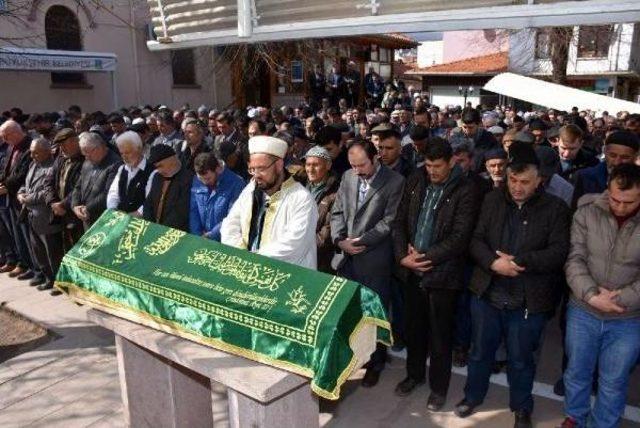 Uğur'un Cenazesi, Babası Ve Ağabeyinin Mezarları Arasında Toprağa Verildi