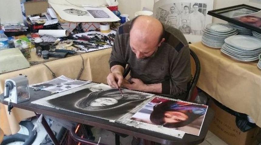 At&ouml;lyesinde &Ccedil;izdiği Resimlerle Ge&ccedil;imini Sağlıyor