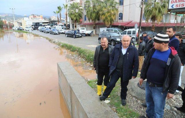 Erdemli’de Su Baskınlarına Belediye Ekipleri Anında Müdahale Etti