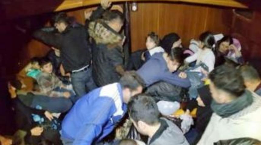 Ka&ccedil;akları Taşıyan Tekne Karaya Oturdu