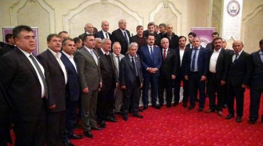 Bakan &Ccedil;elik: Birisi Dindar, Birisi Ateist; T&uuml;rkiye&rsquo;Nin Başına &Ccedil;orap &Ouml;rmeye &Ccedil;alışıyor