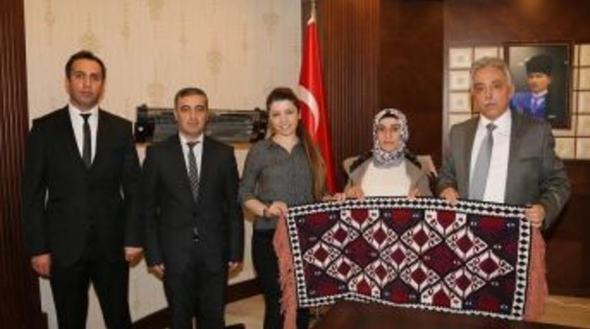 Cumhurbaşkanı Erdoğan&rsquo;dan Hakkarili &Ccedil;ift&ccedil;i Kadınlara &Ouml;d&uuml;l