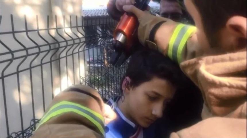 Yolda Y&uuml;r&uuml;rken Kulağı Tellere Takıldı