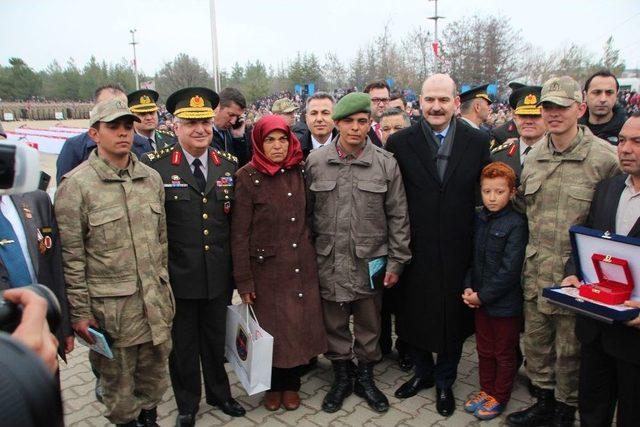 Bakan Soylu’dan Üçüz Çocuklarını Aynı Anda Askere Gönderen Anne Ve Babaya Tebrik