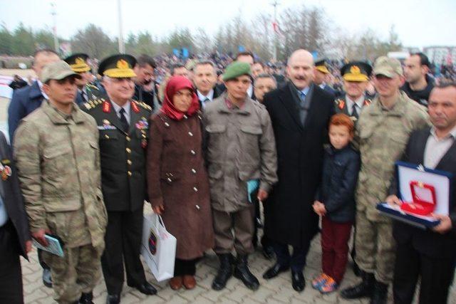 Bakan Soylu’dan Üçüz Çocuklarını Aynı Anda Askere Gönderen Anne Ve Babaya Tebrik