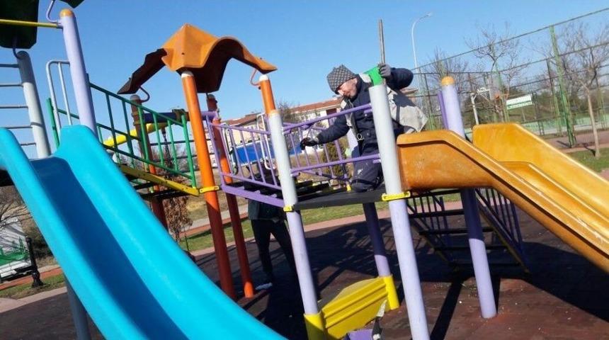 İzmit&rsquo;te Parklara Bahar Temizliği Yapılıyor