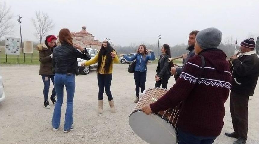 Kente Ayak Basan G&ouml;bek Atıyor