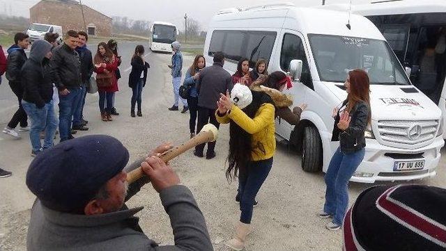 Kente Ayak Basan Göbek Atıyor