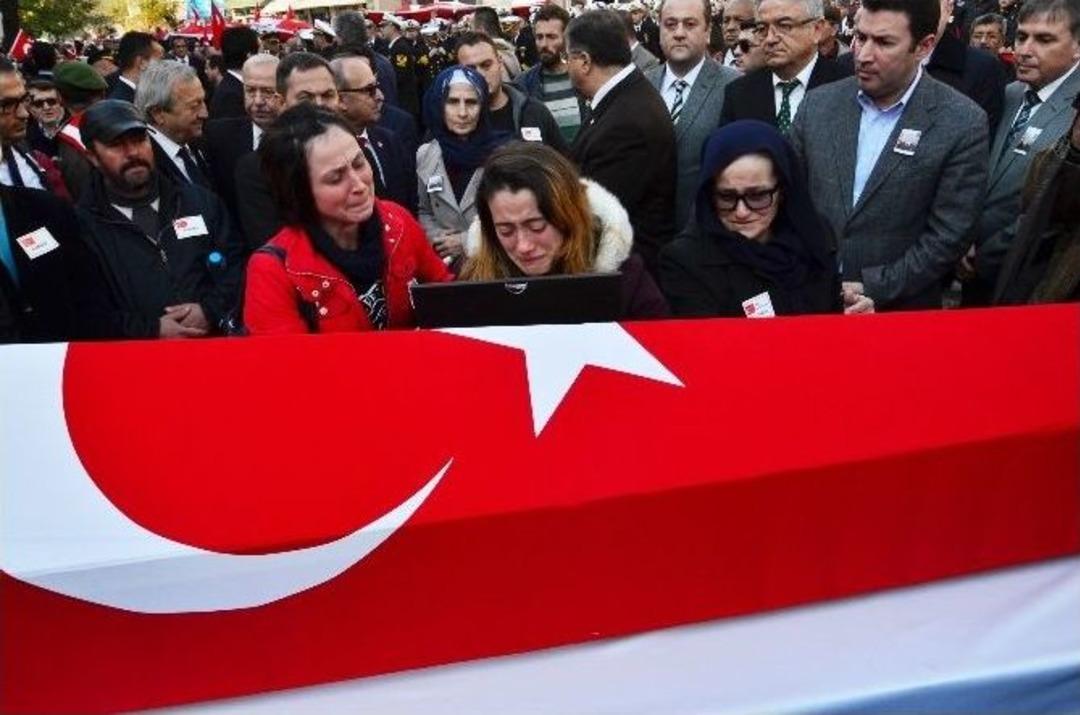 Şehidin Ablasından Ağlatan Feryat: "anneme Ve Babama Selam S&ouml;yle"