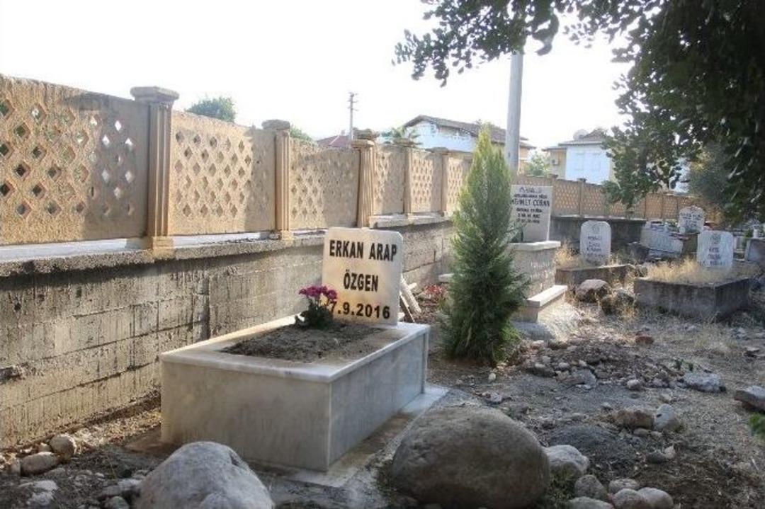 &Ouml;len Kedisini Mezarlığa G&ouml;m&uuml;p, Mezar Taşı Yaptırdı