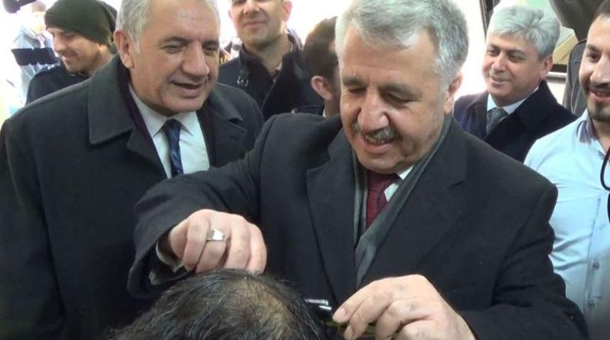 Bakan Arslan Eline Makas Aldı, Vatandaşın Sa&ccedil;ını Kesti