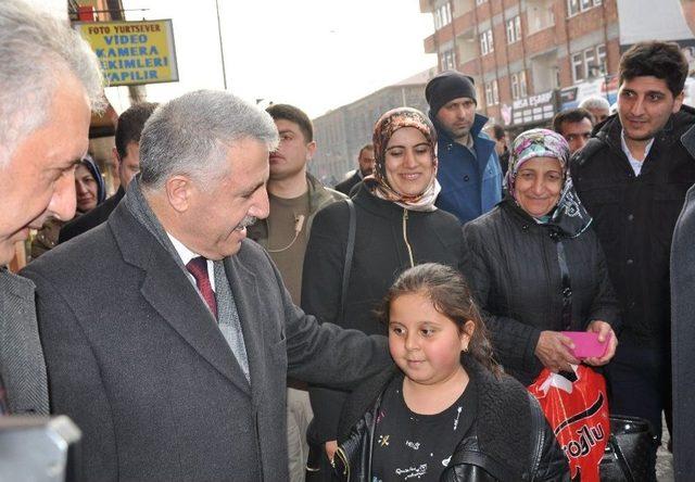 Bakan Arslan Eline Makas Aldı, Vatandaşın Saçını Kesti