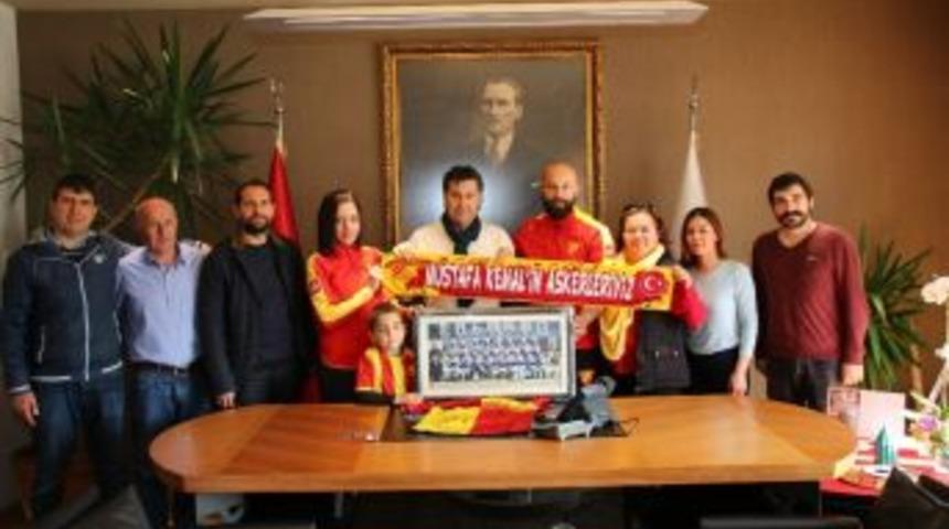 G&ouml;ztepe&rsquo;den Başkan Kocadon&rsquo;a Efsane Kadro İmzalı Tablo İle Forma
