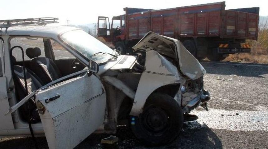 17 Yaşındaki Gencin Kullandığı Otomobil, Kamyonla Çarpıştı: 2 Ağır Yaralı