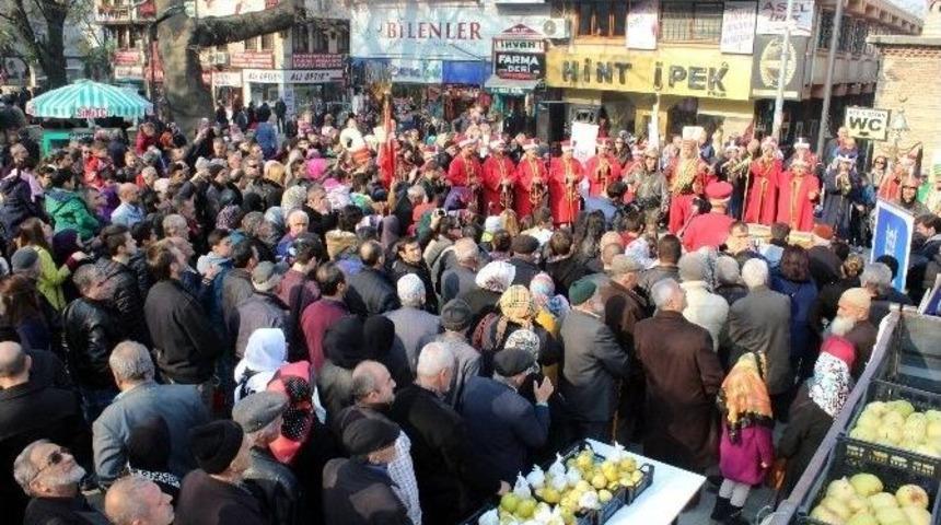 Bursa&rsquo;da Bedava Armut İzdihamı