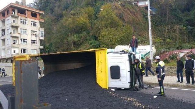 Rize’de Asfalt Yüklü Kamyonla Otomobil Çarpıştı: 2 Yaralı