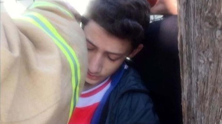 Kaldırımda Y&uuml;r&uuml;yen &Ouml;ğrencinin Kulağına Dikenli Tel Takıldı