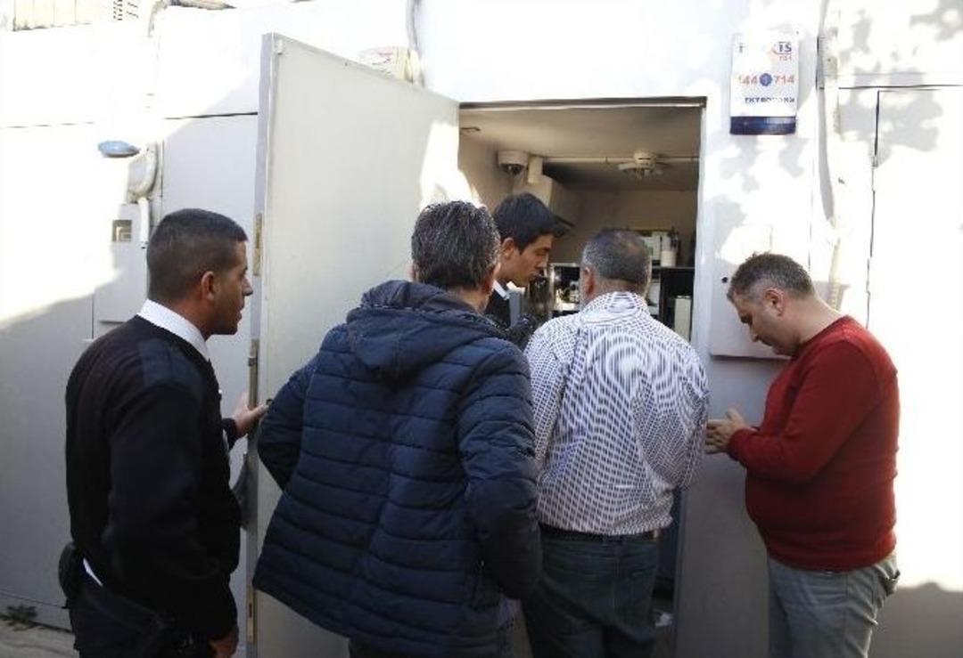 A&ccedil;ık Unutulan Atm Kapısı Polisi Alarma Ge&ccedil;irdi