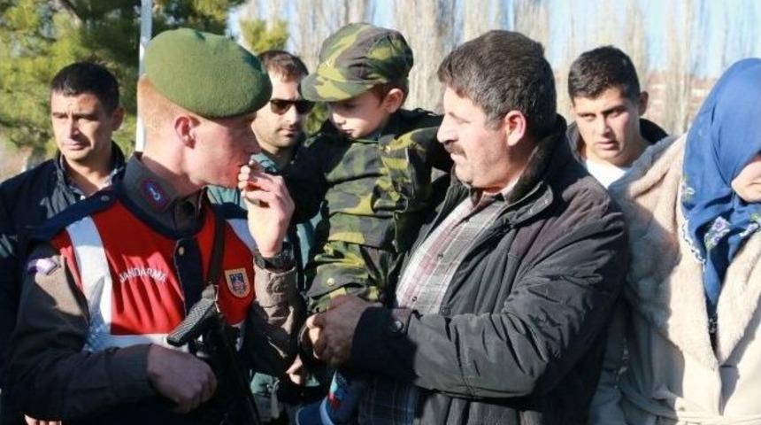 Şehidin 3 Yaşındaki Oğlu Babasının Kabrine Elleriyle Su D&ouml;kt&uuml;