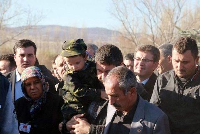 Şehidin 3 Yaşındaki Oğlu Babasının Kabrine Elleriyle Su Döktü