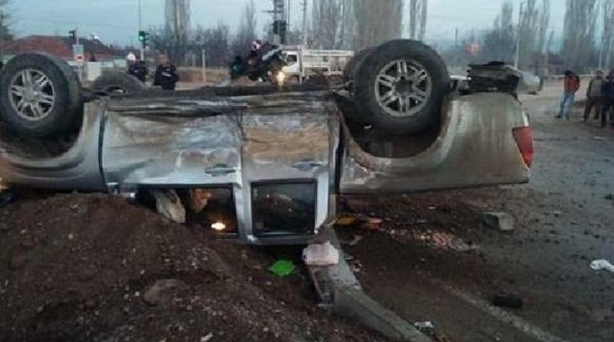 Otomobille Kamyonet &Ccedil;arpıştı: 4 Yaralı