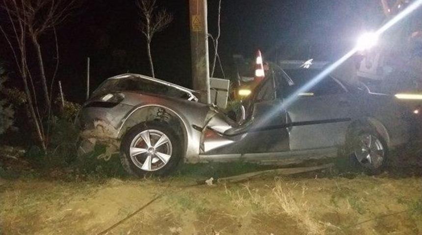 K&ouml;peğe &Ccedil;arpmamak İ&ccedil;in Bariyerlere &Ccedil;arptı: 1 &Ouml;l&uuml;, 2 Ağır Yaralı