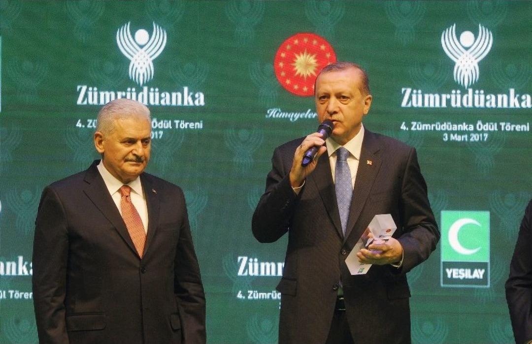 Başbakan Yıldırım, &Ouml;d&uuml;l&uuml;n&uuml; Cumhurbaşkanı Erdoğan&rsquo;ın Elinden Aldı