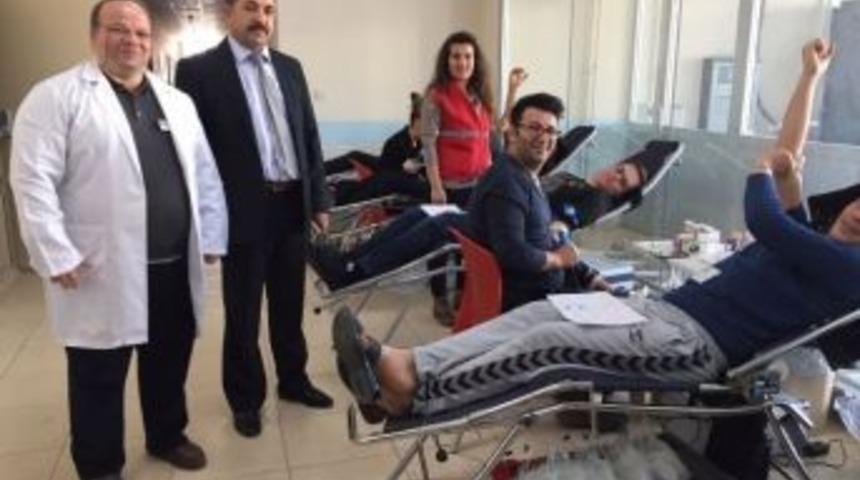 &Uuml;niversite &Ouml;ğrencileri Kan Bağışında Bulundu