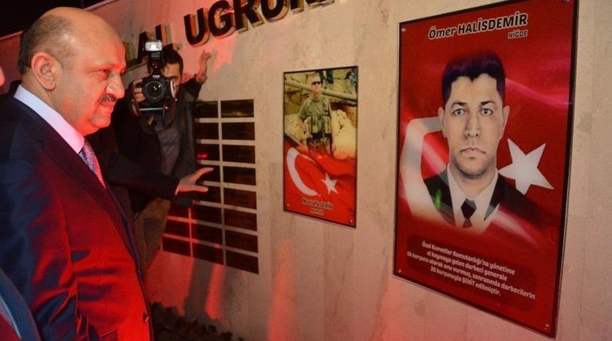 Bakan Işık, Şehitler Anıtı&rsquo;nı Ziyaret Etti