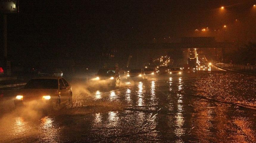 Şanlıurfa&rsquo;da Yağmur Sonrası Ev Ve İş Yerlerini Su Bastı