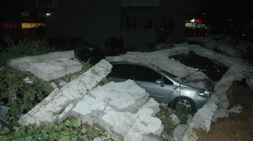 Adana&rsquo;da İstinat Duvarı Devrildi, 6 Ara&ccedil; Hurdaya D&ouml;nd&uuml;