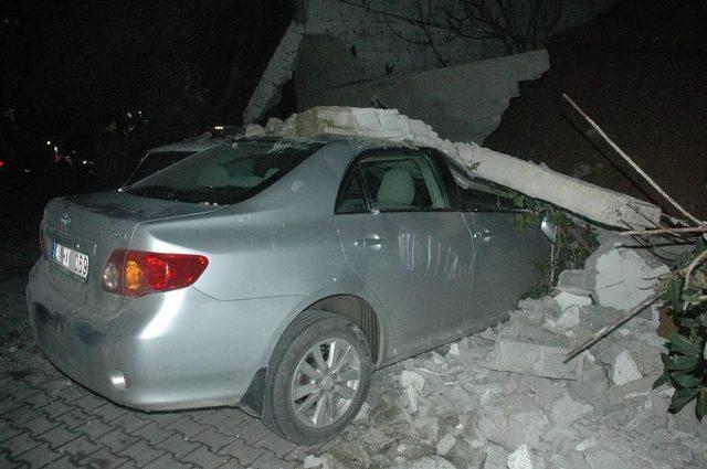 Adana’da İstinat Duvarı Devrildi, 6 Araç Hurdaya Döndü