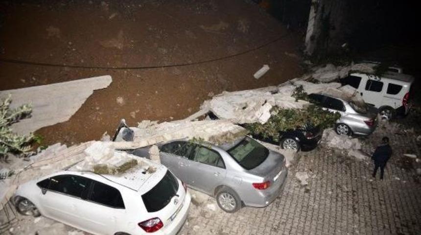 İstinat Duvarı Park Halindeki 6 Aracın &Uuml;zerine Yıkıldı