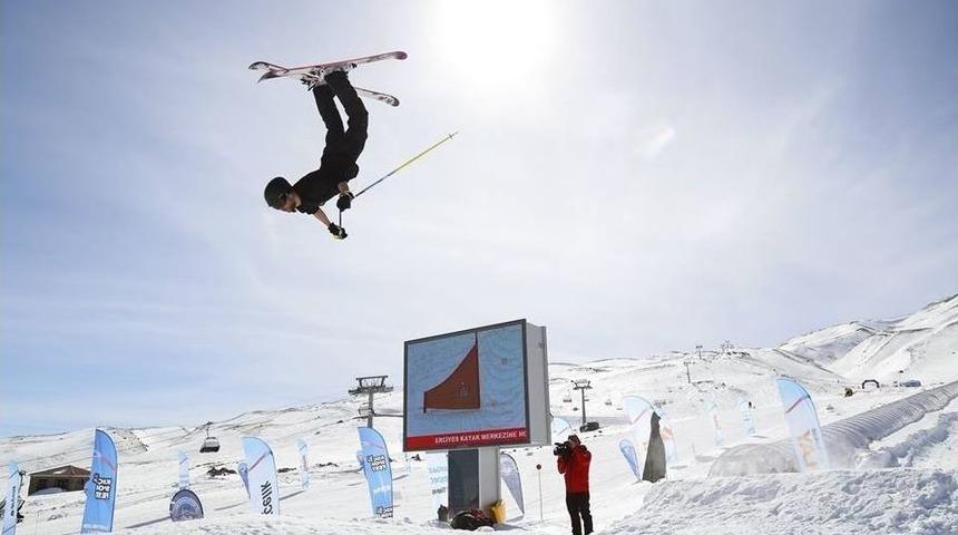 &Uuml;niversiteli Sporcular D&uuml;şe Kalka Yarışarak Renkli G&ouml;r&uuml;nt&uuml;ler Oluşturdu