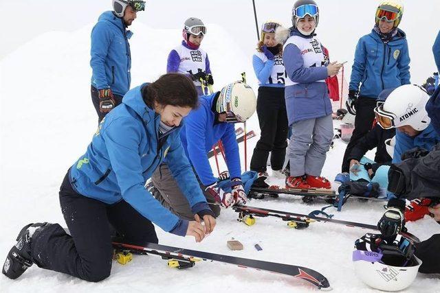 Üniversiteli Sporcular Düşe Kalka Yarışarak Renkli Görüntüler Oluşturdu